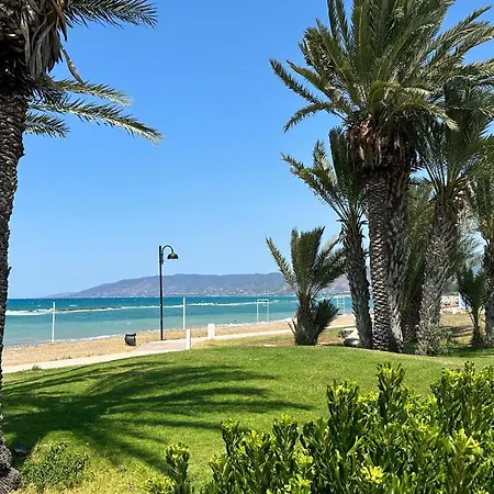 Path Beachfront Apartment *